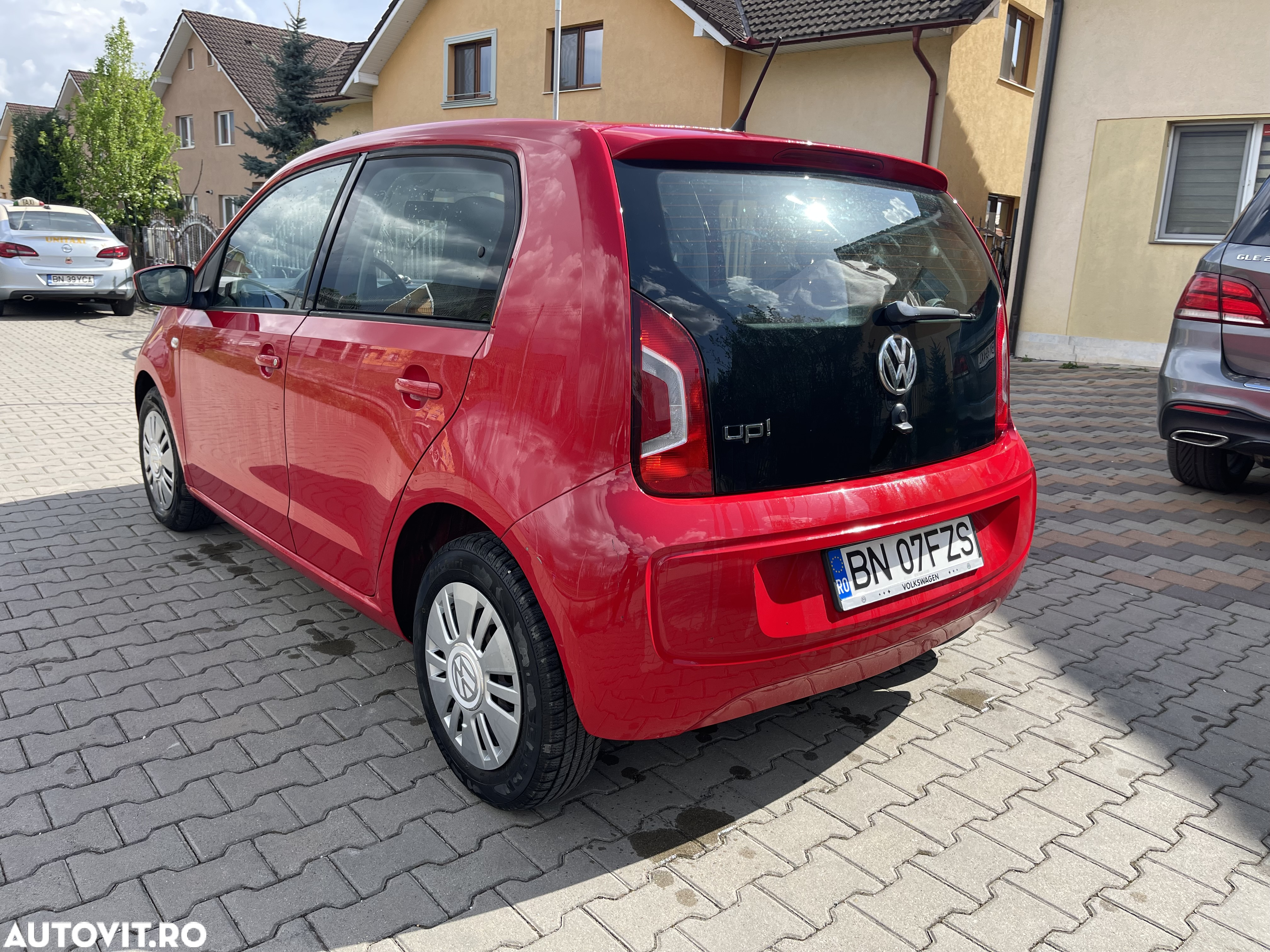 Volkswagen up! BlueMotion Technology colour fortana red - 2