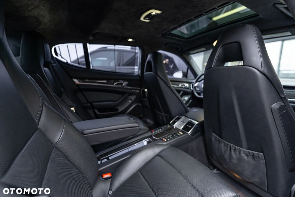Porsche Panamera Turbo PDK - 35