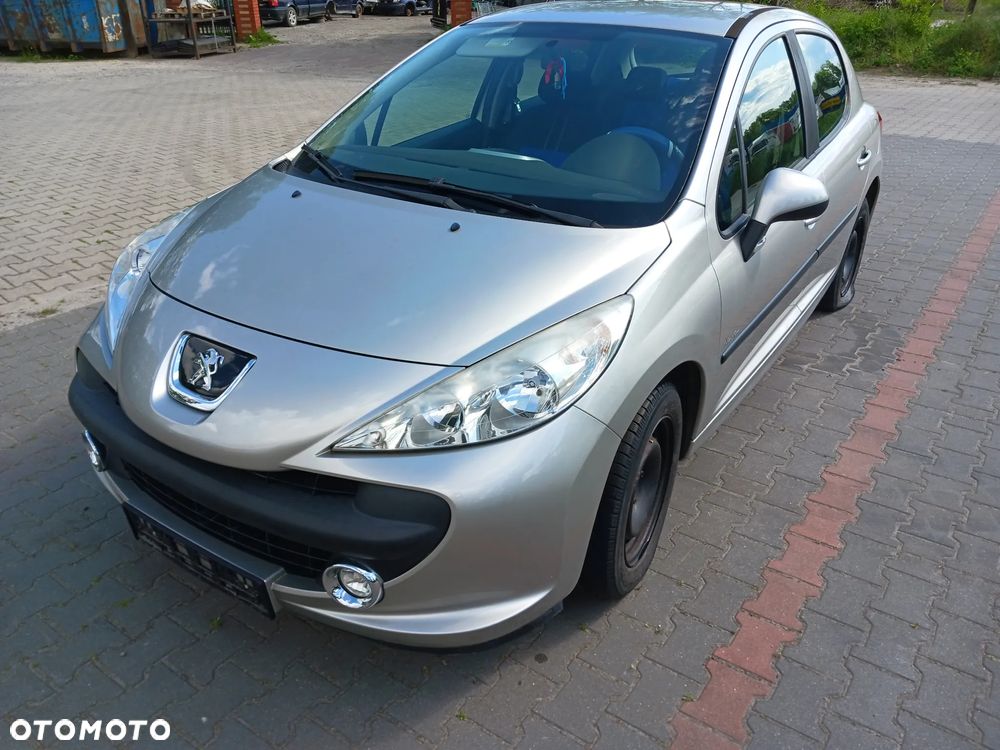 Peugeot 207 Silnik 1,4 16V VTI 70kW 95KM EP3 8FS EP3C skrzynia biegów kolektor przepustnica wtrysk listwa wtryskowa pompa wspomagania abs alternator sprężarka kompresor klimatyzacji skrzynia biegów sprzęgło drzwi ETSC srebrne klapa maska zderzak lusterko listwa klamka zamek wahacz czujnik ciśnienia doładowania mikrostyk blenda pas konsola schowek boczek drzwi fotel fotele magistrala wody podsufitka panel sterownik wyświetlacz moduł szyba czołowa poduszka kierownica manetki zwijak radio mechanizm szyb wydech tłumik mcperson zacisk hamulcowy lampa felga moduł BSM BSI lampa europa zbiorniczek rura przewód wyświetlacz NA CZĘŚCI WSZYSTKIE CZĘŚCI - 3