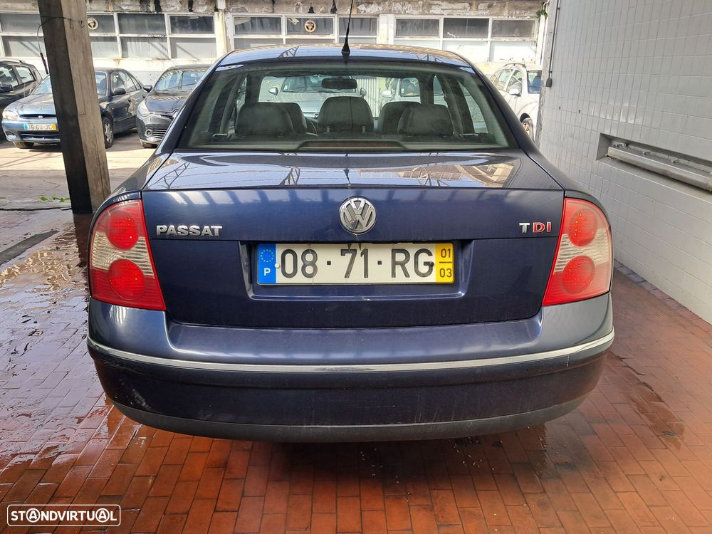 VW Passat 1.9 TDi Highline - 13
