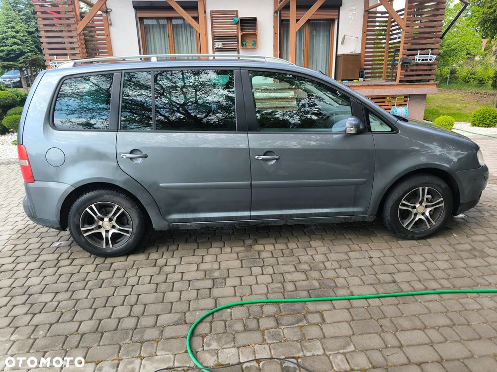 Volkswagen Touran 2.0 TDI Highline - 17