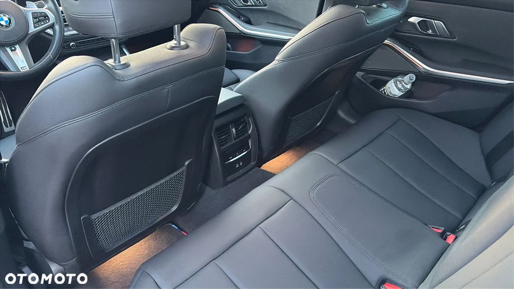 BMW Seria 3 330e M Sport - 30