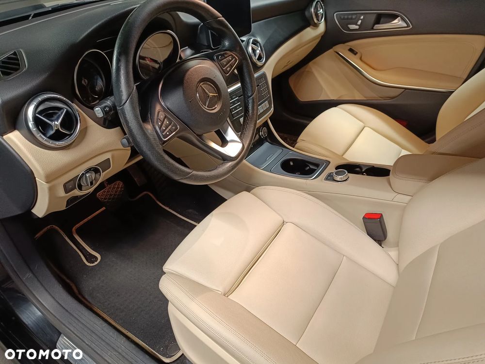 Mercedes-Benz CLA 250 4Matic 7G-DCT - 10
