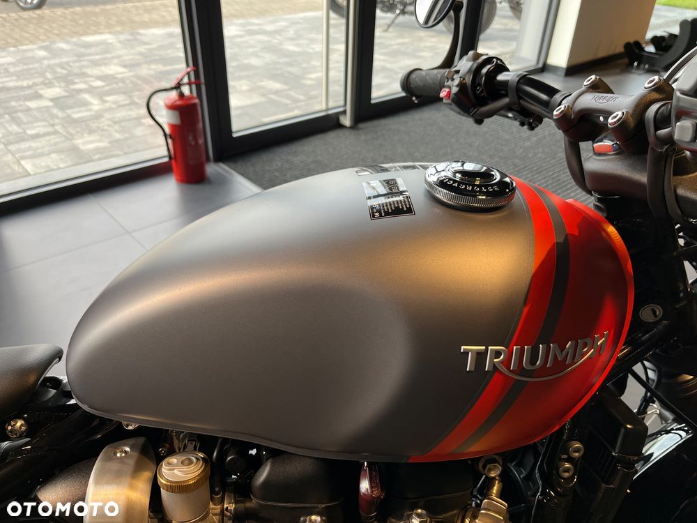 Triumph Bonneville Bobber - 24