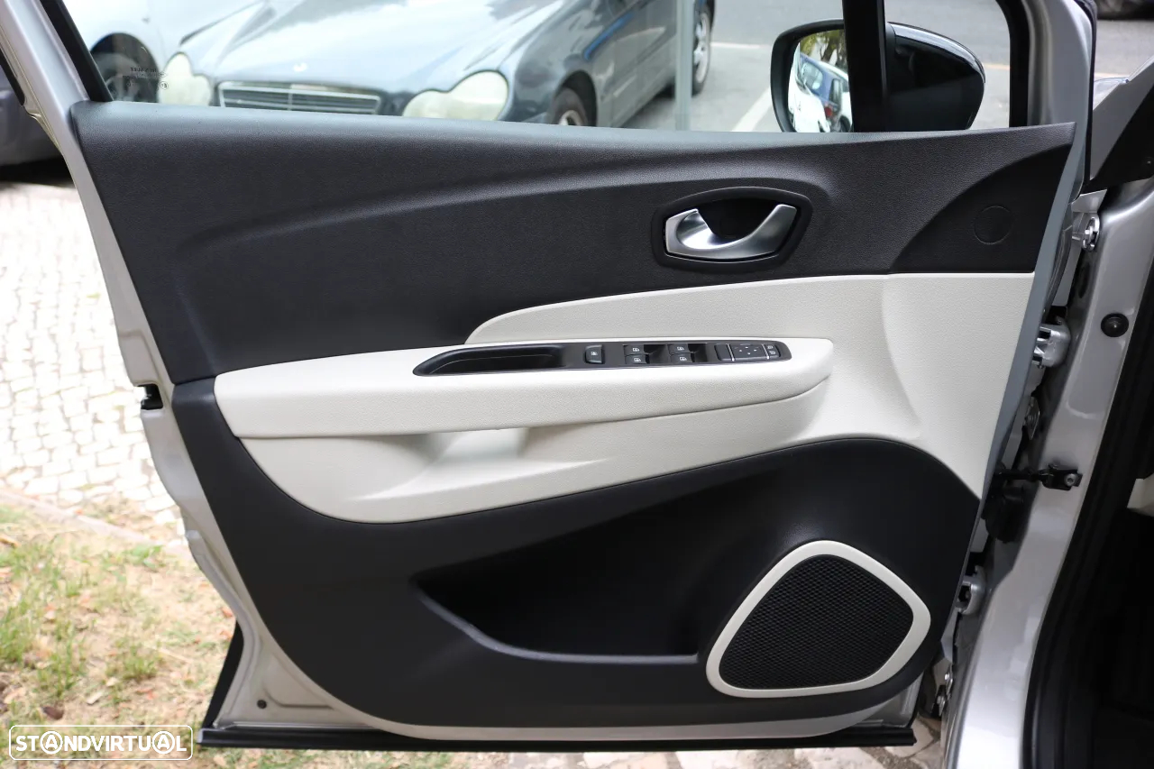 Renault Captur 1.5 dCi Exclusive EDC - 11