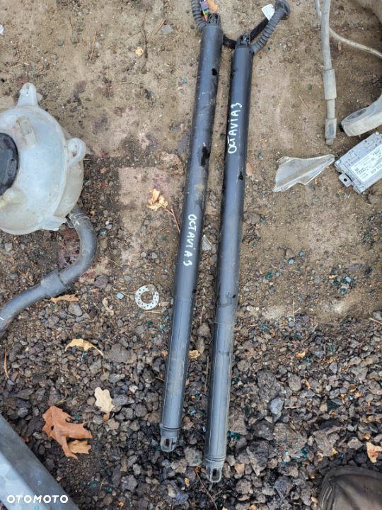 Siłownik elektryczny klapy Skoda Octavia III Kombi - 1