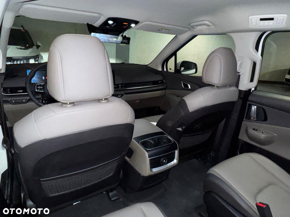 Kia Carnival - 23