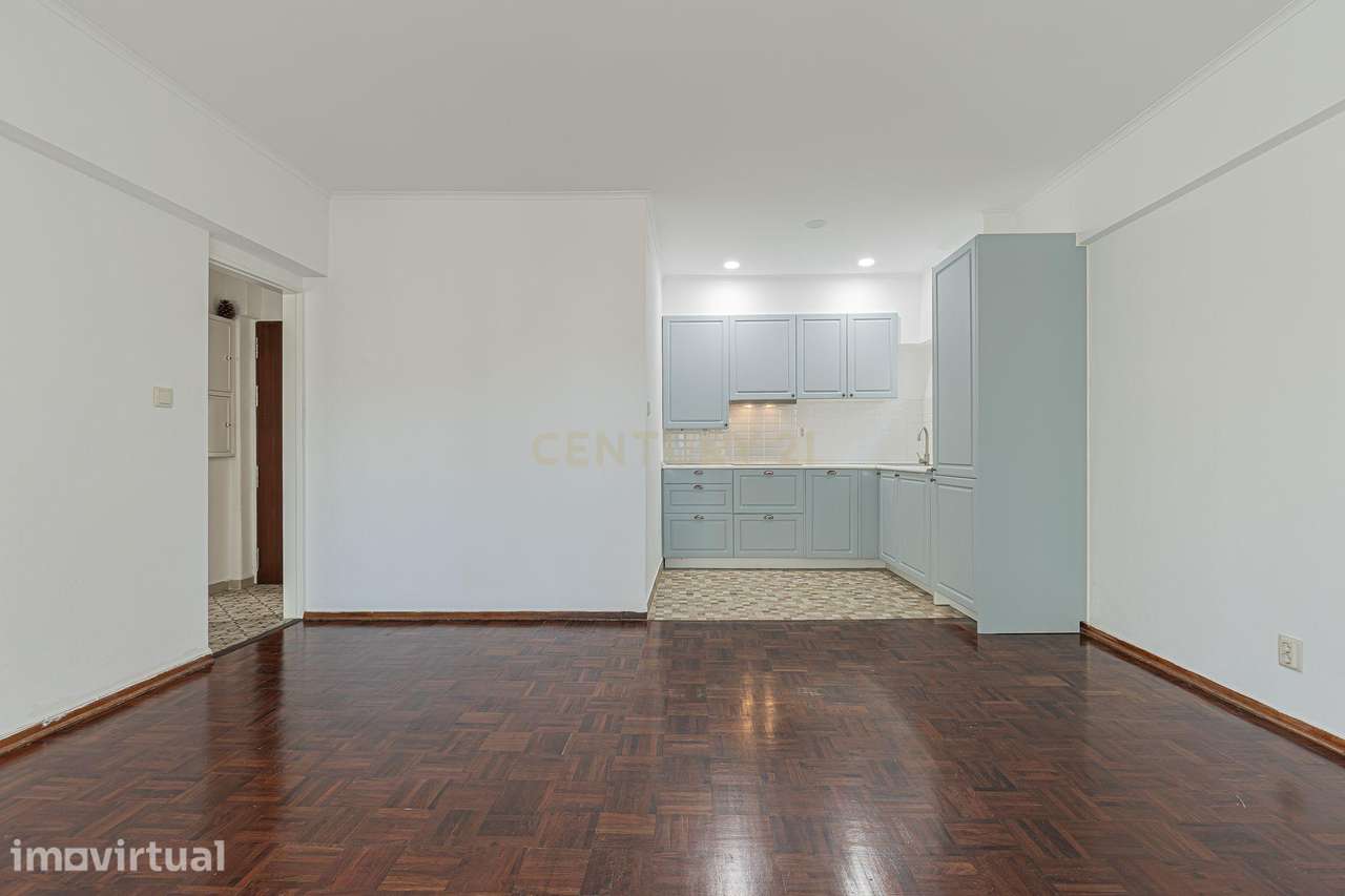 T1 MODERNO E TOTALMENTE REMODELADO NO CENTRO DA COSTA DA CAPARICA - Grande imagem: 2/24