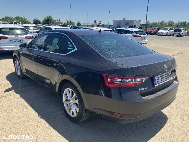 Skoda Superb 2.0 TDI DSG Ambition - 4