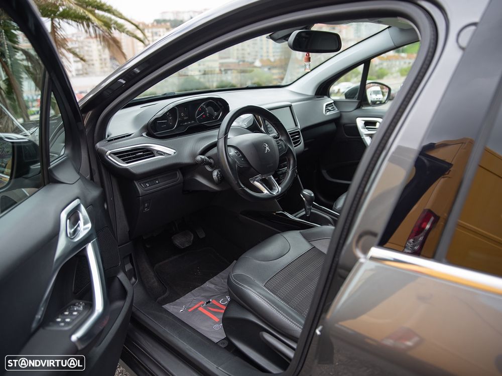 Peugeot 2008 1.2 PureTech Allure EAT6 - 10