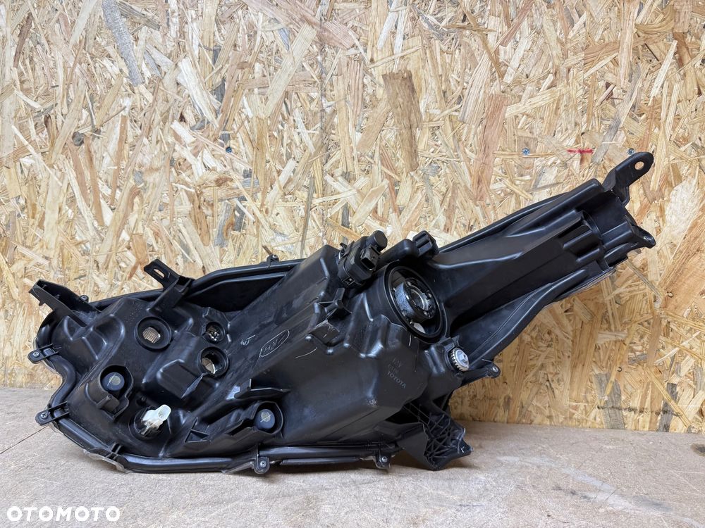 TOYOTA YARIS IV 2020- LAMPA PRAWY PRZÓD ZWYKŁA SOCZEWKA KOITO K0-6 EU - 8