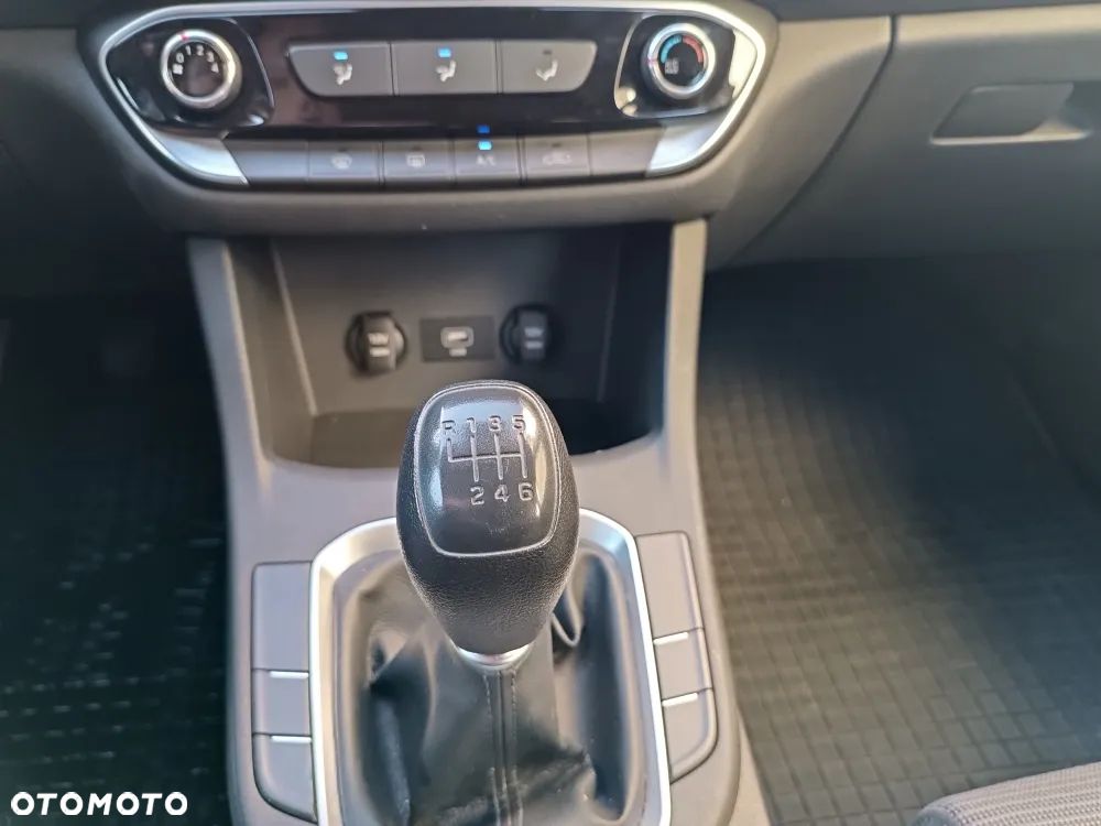 Hyundai i30 1.5 DPI Classic + - 17