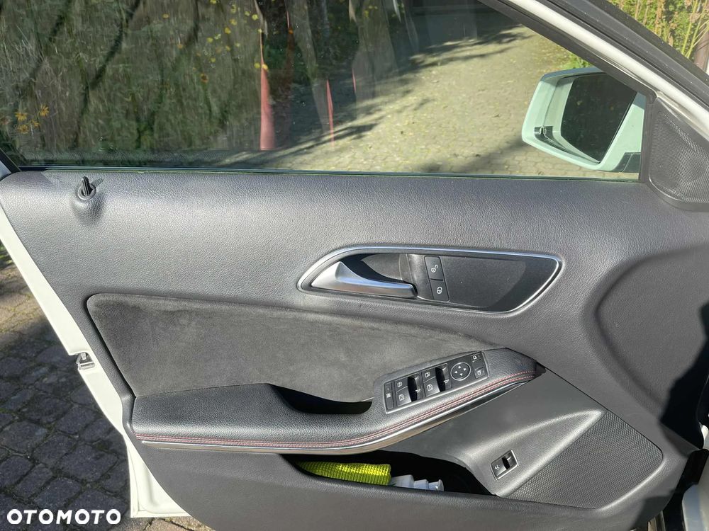 Mercedes-Benz GLA - 13