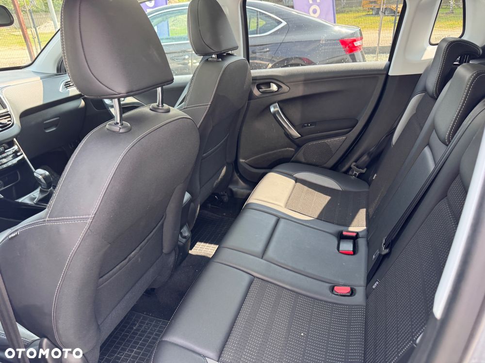Peugeot 2008 1.2 Pure Tech Allure S&S - 11