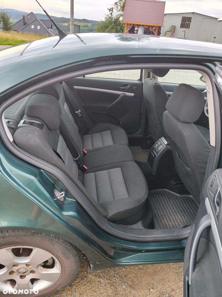 Skoda Octavia 1.6 Ambiente - 12