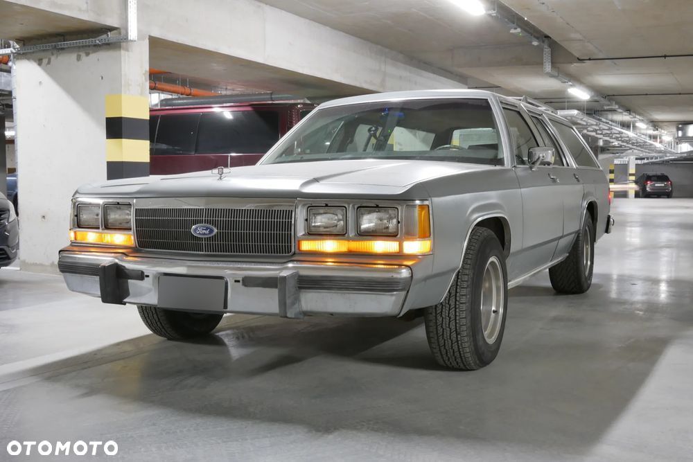 Ford Crown - 1
