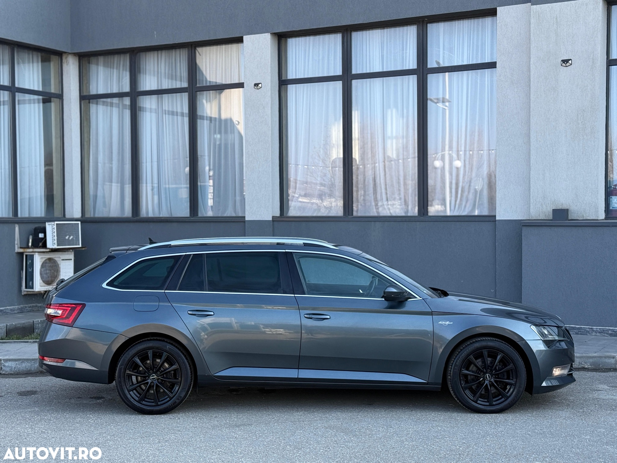 Skoda Superb 2.0 TDI DSG 4X4 Laurin & Klement - 4