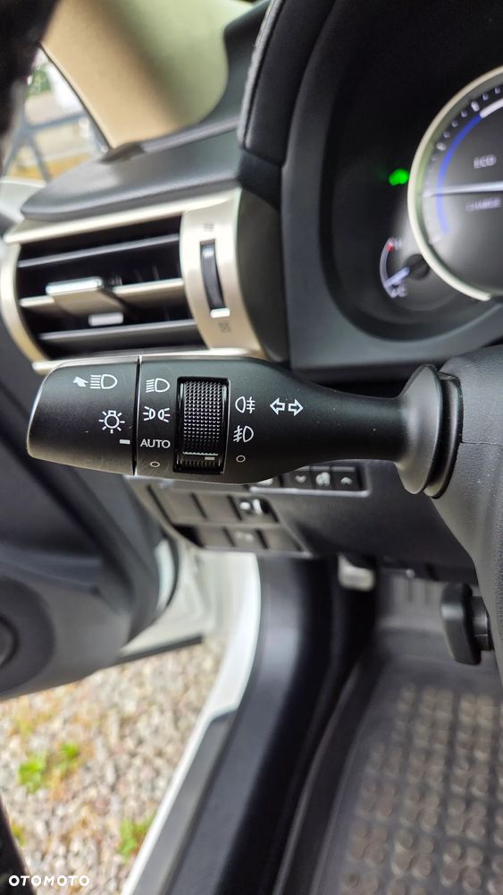 Lexus IS 300h Prestige - 23