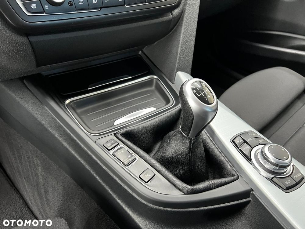 BMW Seria 3 318d DPF Edition Sport - 14