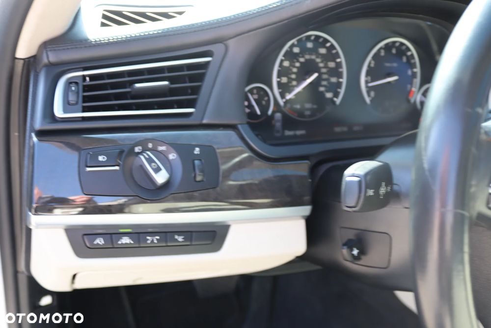 BMW Seria 7 750i - 36