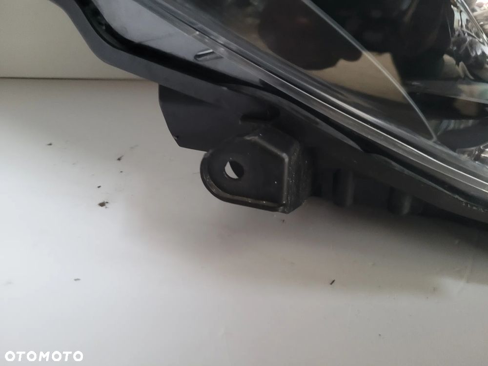 Toyota Yaris III lift lampa przód prawa soczewka - 3