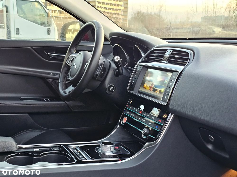 Jaguar XE 2.0 D Prestige - 12
