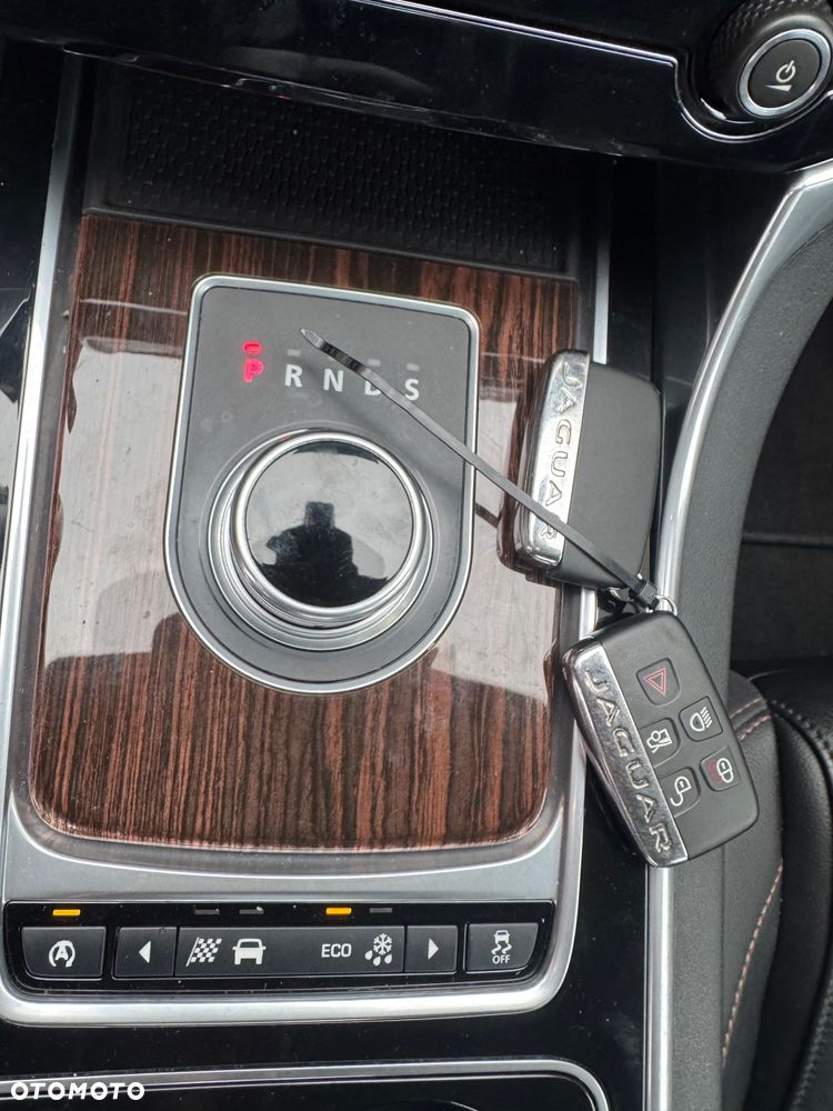 Jaguar XE 2.0 D Prestige - 7