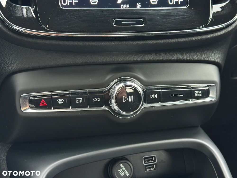 Volvo XC 40 T3 Momentum Pro - 21