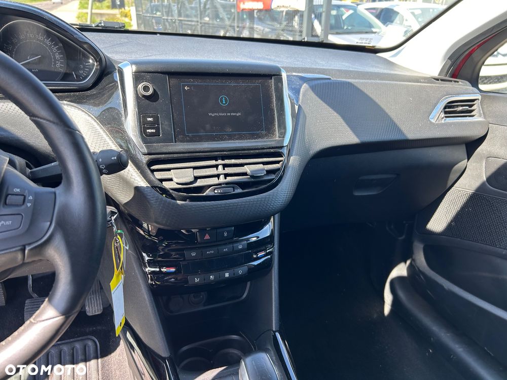 Peugeot 2008 BlueHDi 100 STOP & START Signature - 11