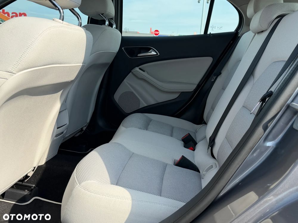 Mercedes-Benz GLA 180 7G-DCT - 22