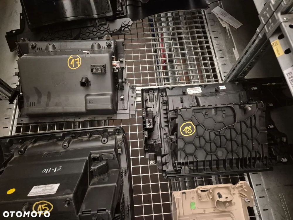 VOLKSWAGEN PORSCHE SCHOWEK PASAŻERA, ŚRODKOWY, KIEROWCY. - 19