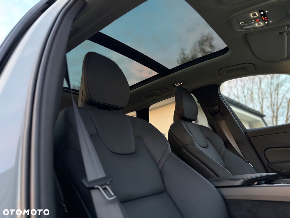 Volvo XC 60 B4 D Plus Dark - 2