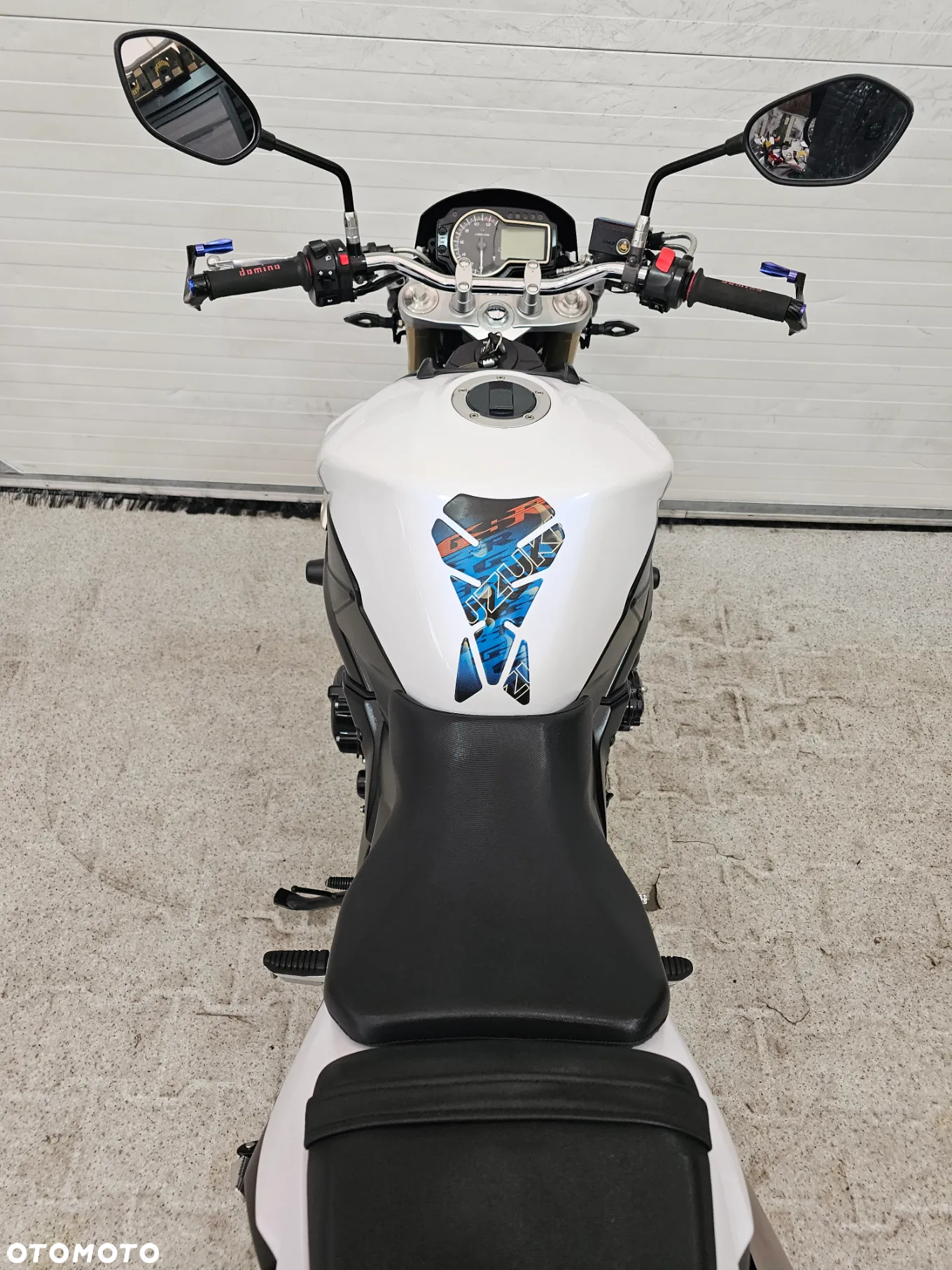 Suzuki GSR - 38