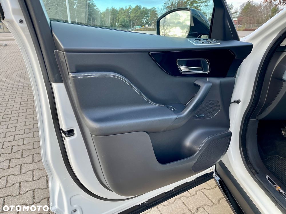 Jaguar F-Pace 2.0 i4D RWD R-Sport - 31