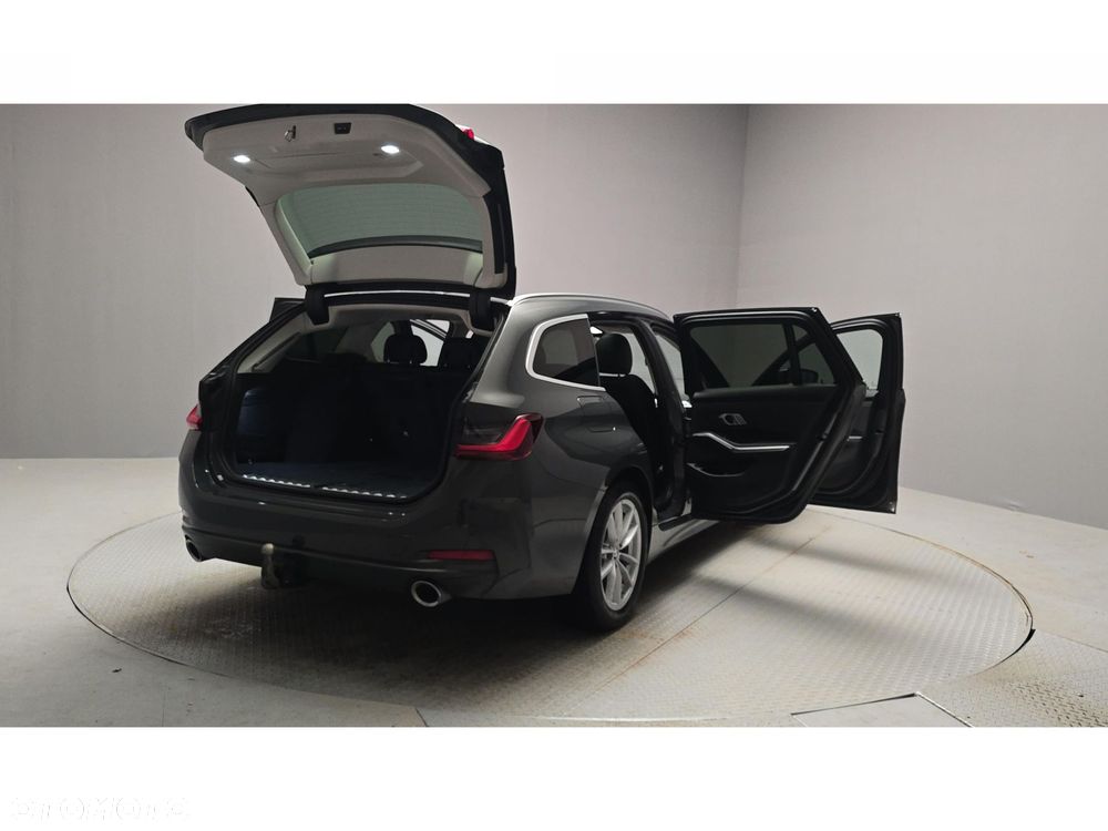 BMW Seria 3 320d xDrive mHEV - 12