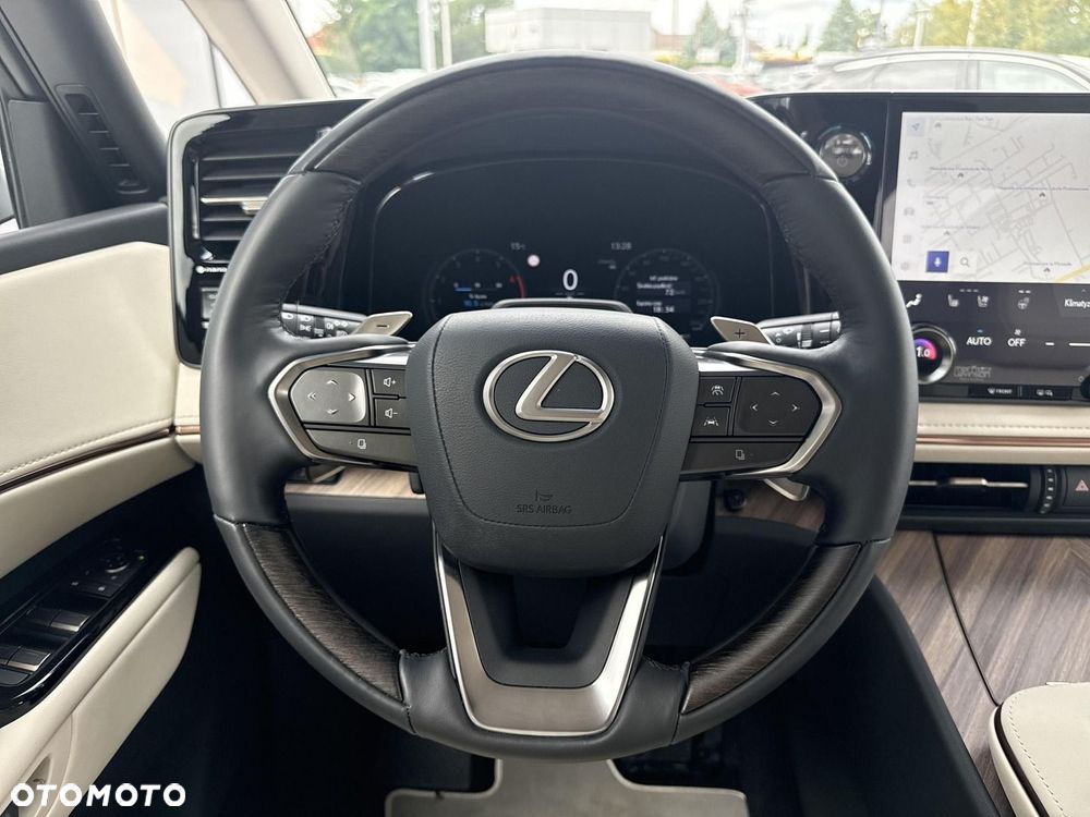Lexus LM - 23