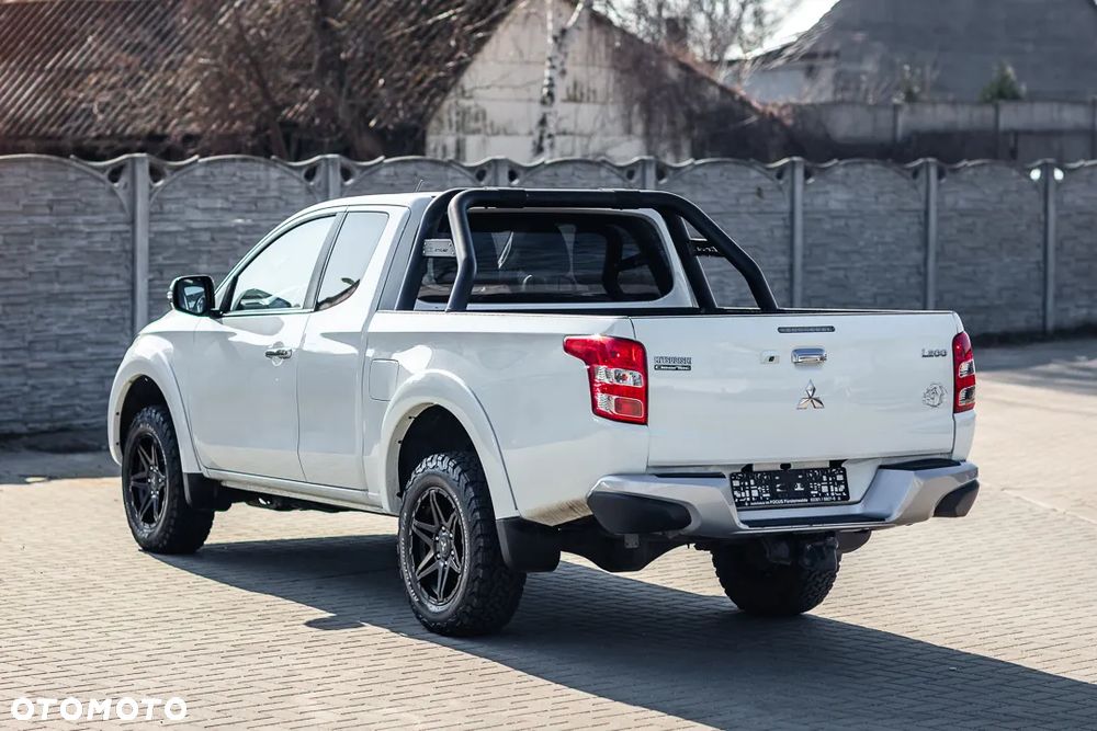 Mitsubishi L200 2.4 d DC Intense + - 13