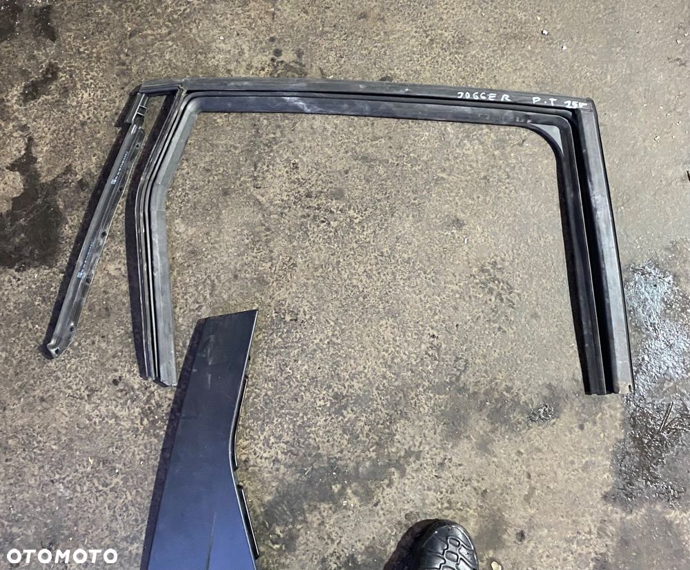 DACIA JOGGER lift IGŁA ! USZCZELKA RAMKA GUMOWA drzwi prawy tył prawych tylnych prawa tylna  uszczelka szyby drzwi tylne prawe - 1