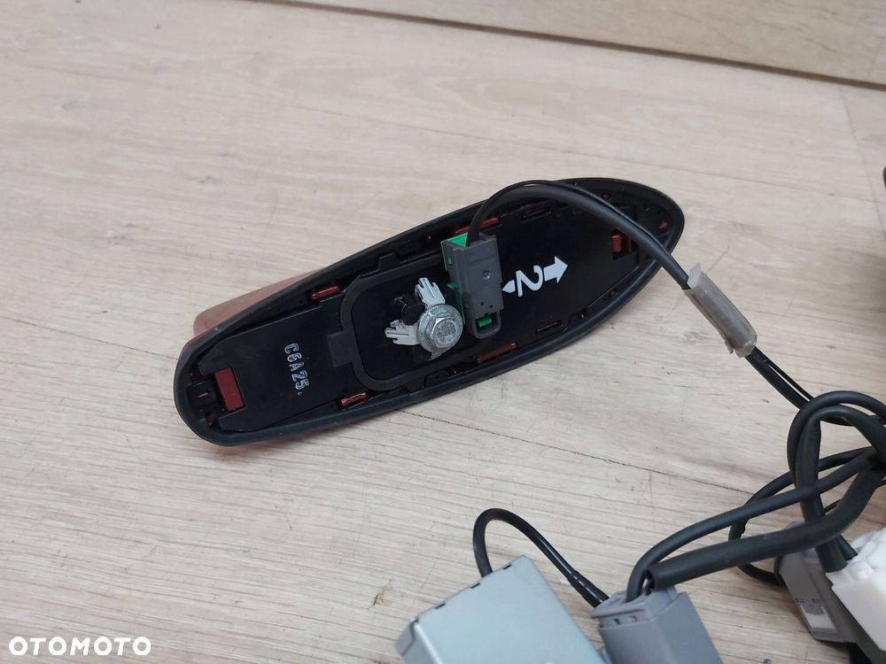Toyota Prius IV 1,8 xw50 antena dachowa płetwa rekin wzmacniacz - 2