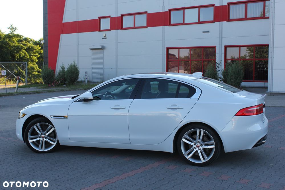 Jaguar XE S - 11