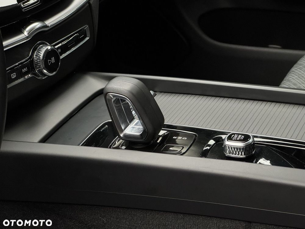Volvo XC 60 B5 B AWD Momentum Pro - 11