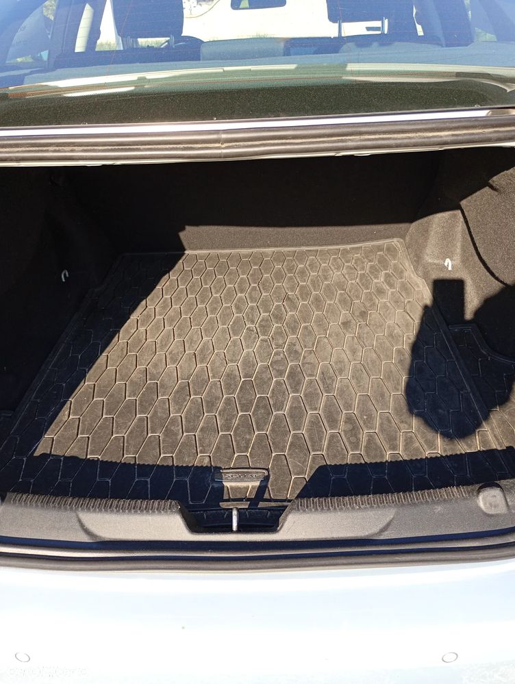 Jaguar XE - 10