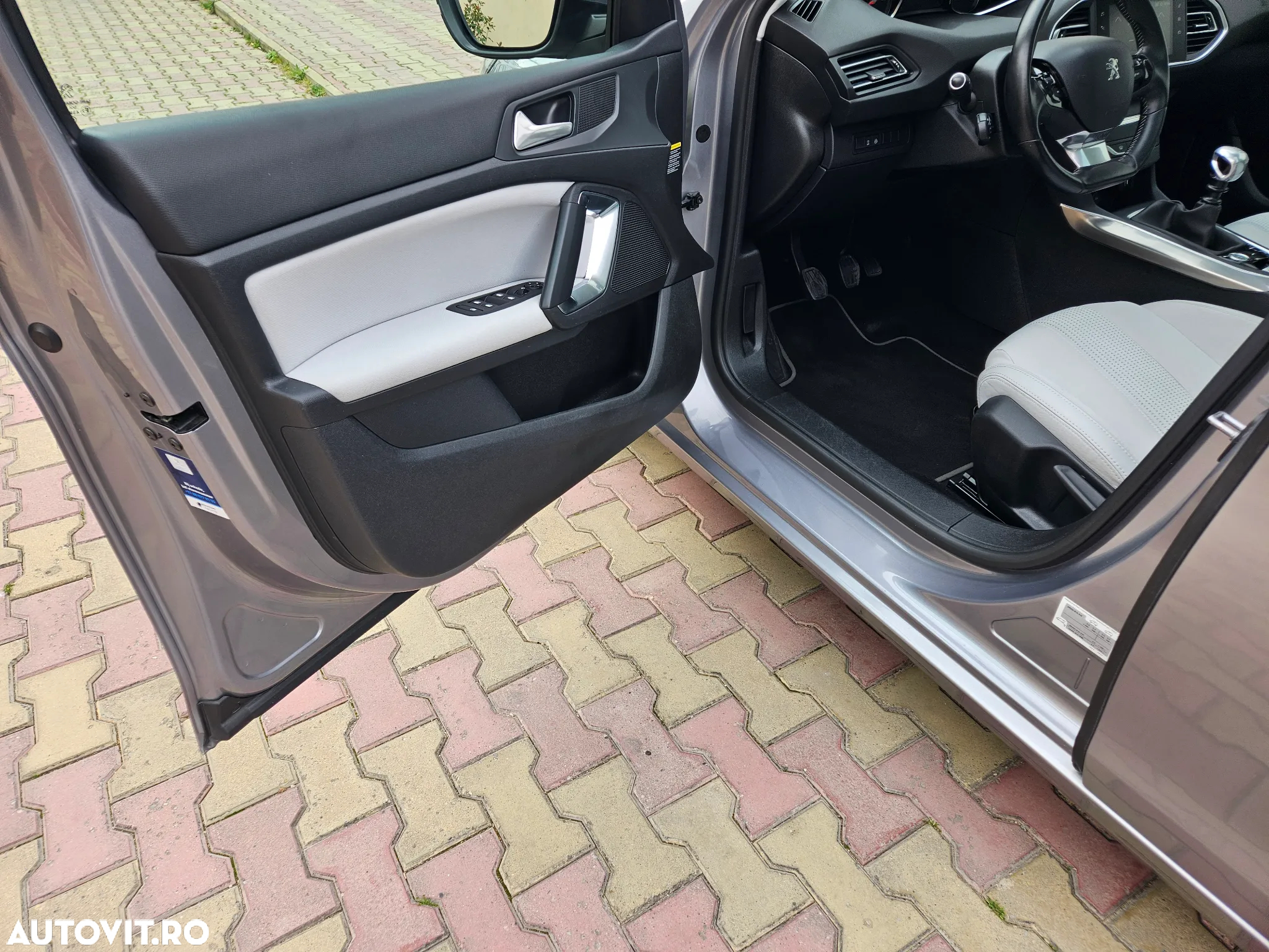 Peugeot 308 1.2 L PureTech Turbo S&S Allure Pack - 14