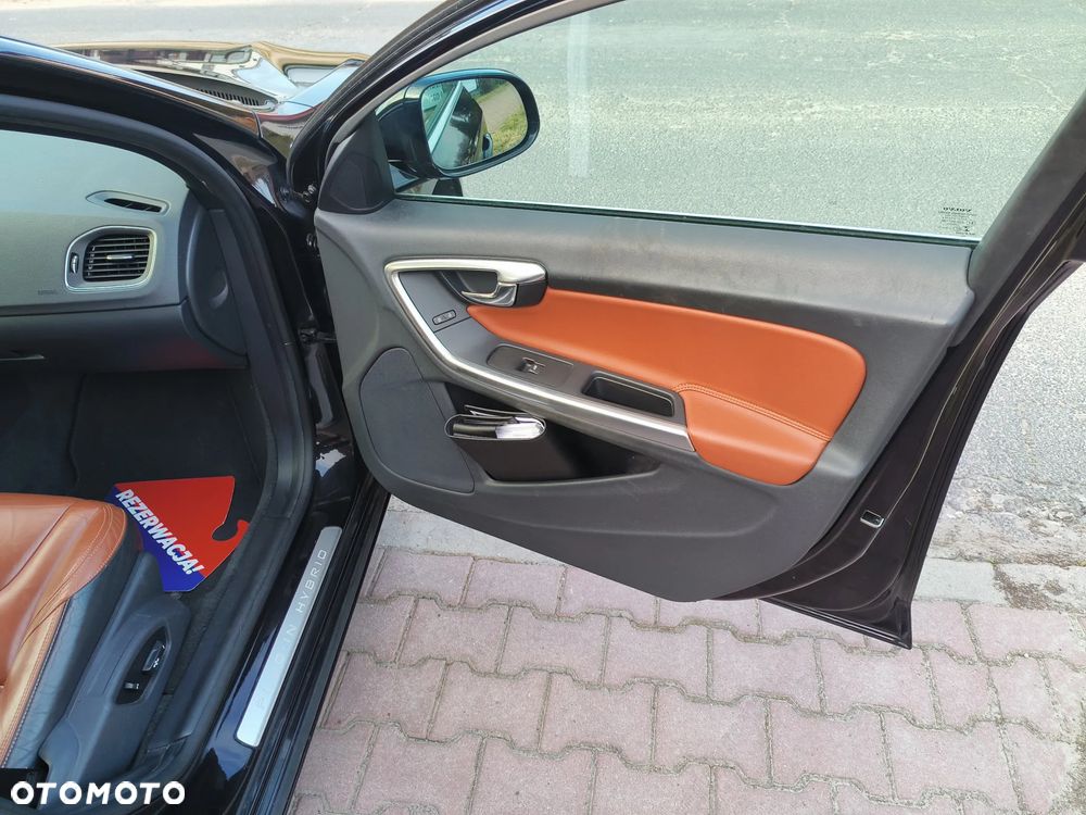 Volvo V60 D6 AWD Plug-in Hybrid R-Design Momentum - 9