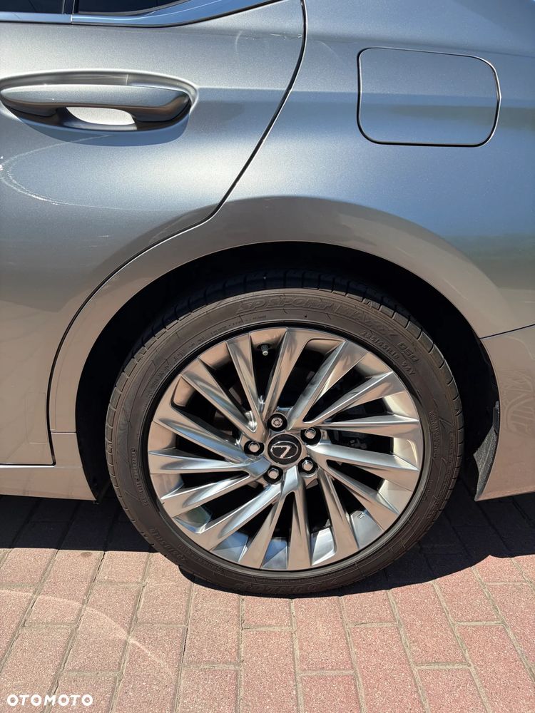 Lexus ES - 4
