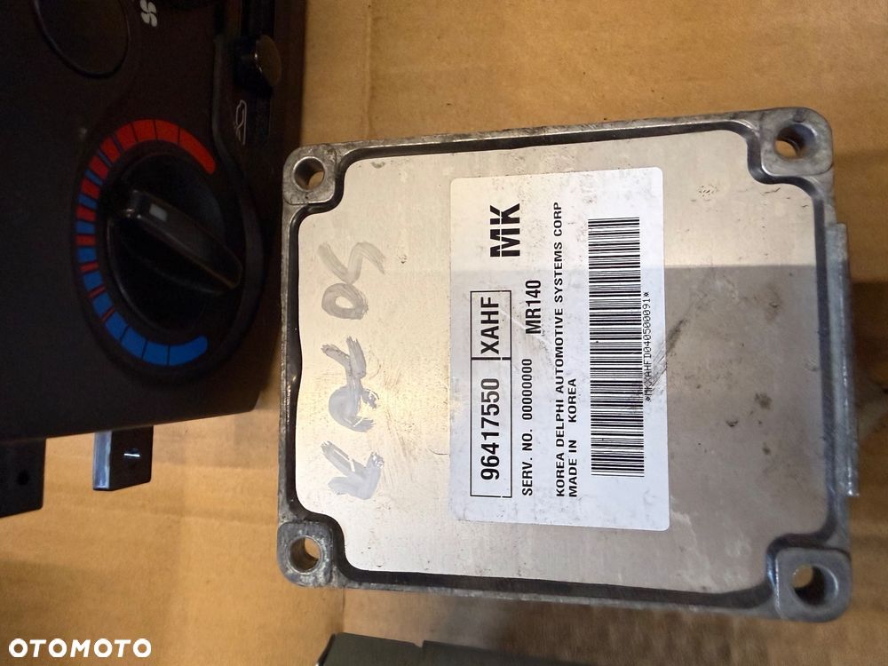 Kalos daewoo  Sterownik automatycznej skrzyni biegów 96484426 - 100  Sterownik komputera silnika 96417550 - 100  Skrzynka bezpieczników - 150  Przełącznik świateł manetka 520331-1000T - 100  Nie wiem co to FS4KB0LNZ  Zegar wyświetlacza (2sztuki) - 100 złoty sztuka  Licznik obrotomierz: 96413686 - 150 96461306 - 150  Panel nawiewu/klimatyzacji (2 sztuki) - 100 złoty sztuka  Dmuchawa nawiewu 4051-031* - 100  Wybierak do zmiany biegów kompletny automat - 400 złoty - 11