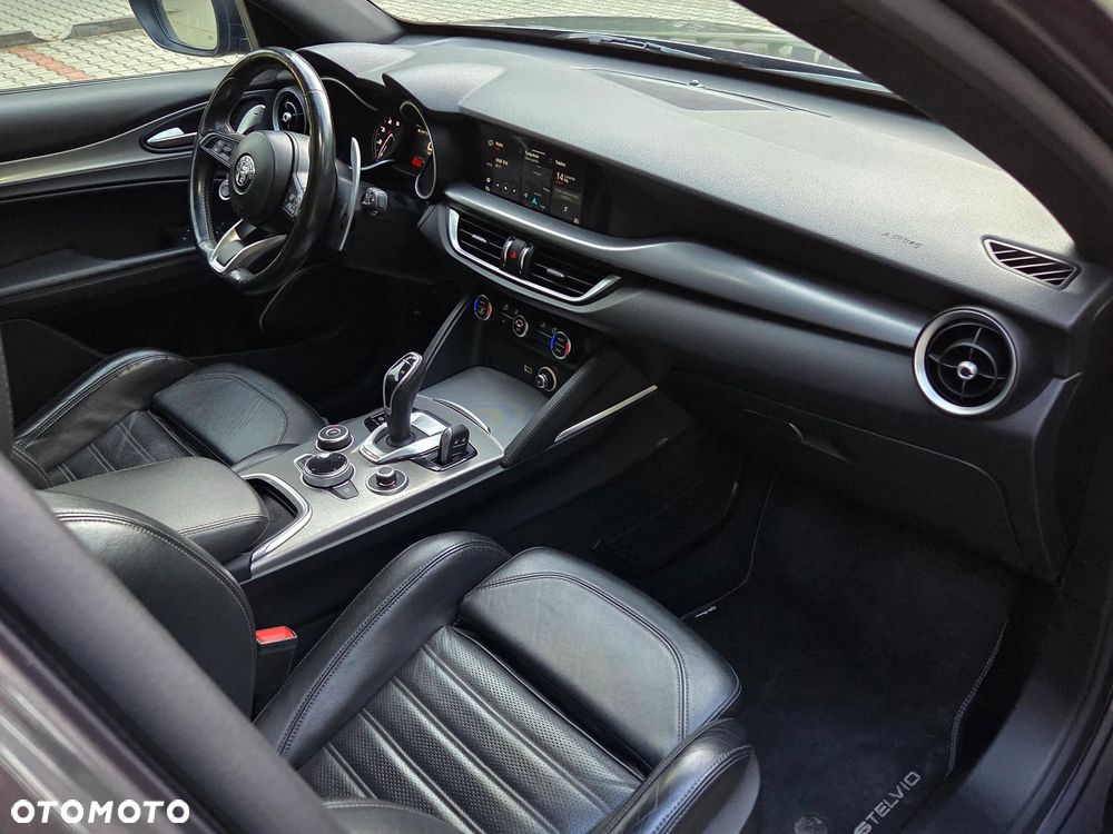 Alfa Romeo Stelvio 2.0 Turbo 16V AT8-Q4 Veloce Ti - 8
