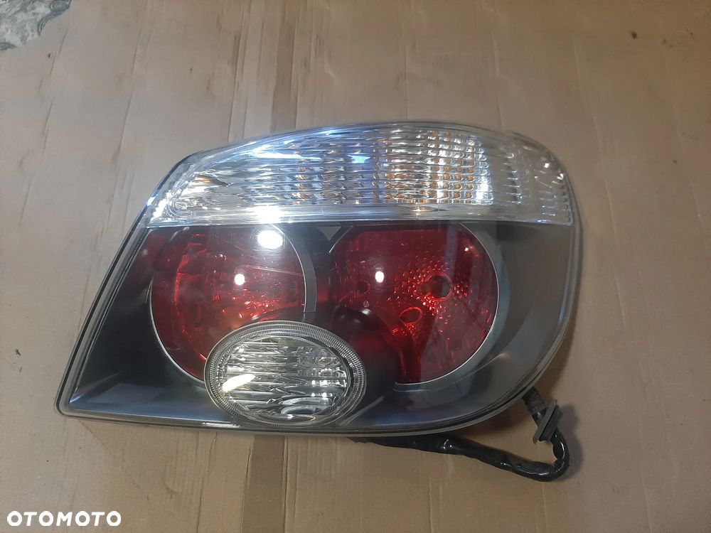 Lampa tył Mitsubishi OUTLANDER I  220-87685 prawa - 1