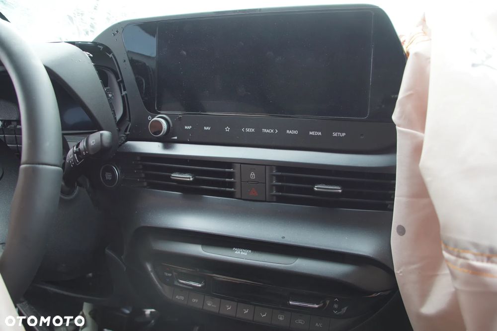 Auto na części - Hyundai Bayon Lift 1.0 T-GDI 90 KM G3LE D7GF1 UC3 2026R Silnik Skrzynia Drzwi Błotnik Klapa Zderzak Lampa Lusterko Klamka Szyba Deska Kokpit Sterownik Moduł Czujnik Licznik Wyświetlacz Panel Kierownica - 13