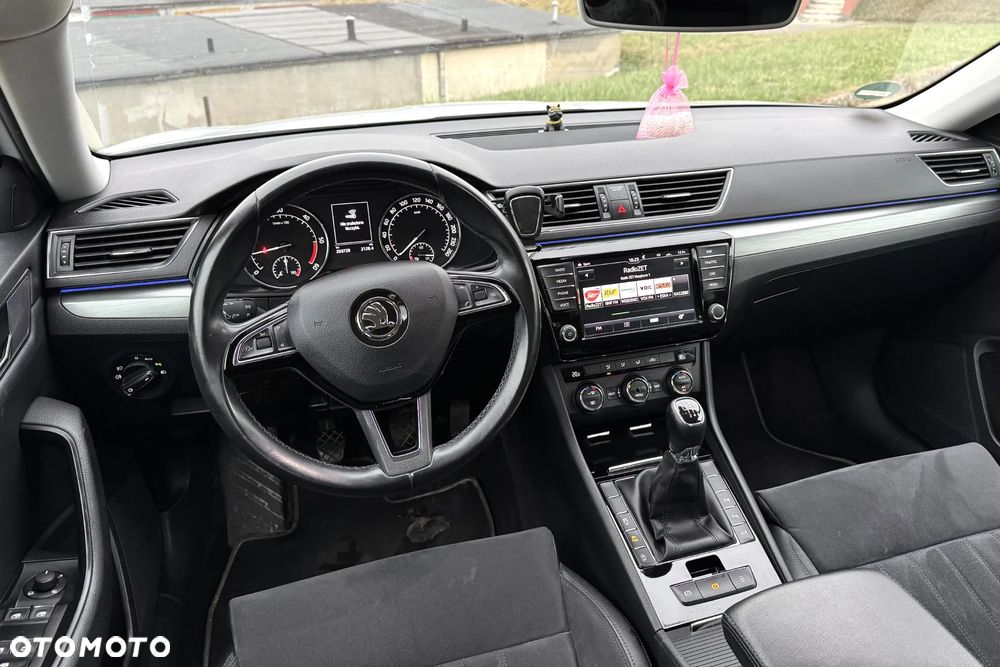 Skoda Superb 2.0 TDI Sportline - 11